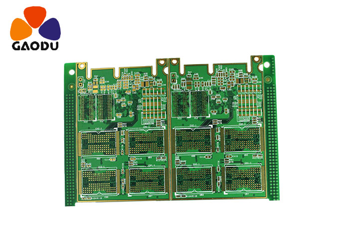 在電路板中，信號(hào)輸入插件在 PCB 最左邊沿，MCU 在靠右邊，